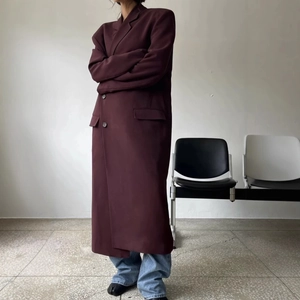 Manteau long élégant bordeaux à double boutonnage avec col tailleur pour femmes urbaines