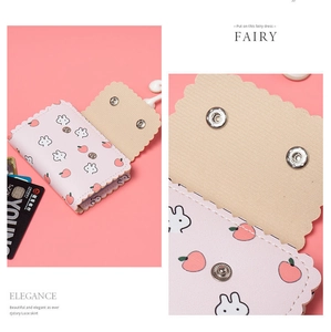 Détail du porte-cartes lapin rose avec bords festonnés et boutons-pression en métal
