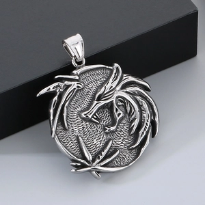 Pendentif dragon rétro en acier inoxydable avec médaillon rond de couleur argent
