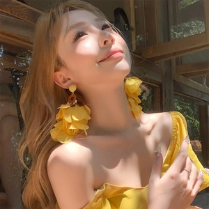 Boucles d'oreilles élégantes à fleurs en tissu jaune avec pompons pour un style de vacances