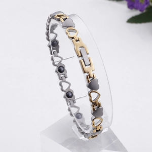 Dettaglio del bracciale magnetico con maglie a cuore e magneti neri incorporati