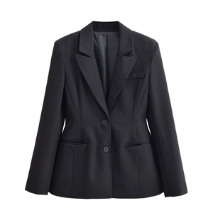 Ensemble blazer noir cintré pour femme avec col à revers et fermeture à deux boutons chic