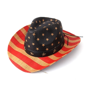 Detailansicht eines Stroh-Cowboyhuts mit US-Flaggenmuster und breiter Krempe zum Sonnenschutz