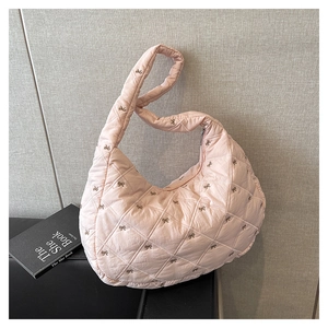 Detailansicht der hellrosa gesteppten Hobo-Tasche mit Schleifenstickerei und Metallreißverschluss