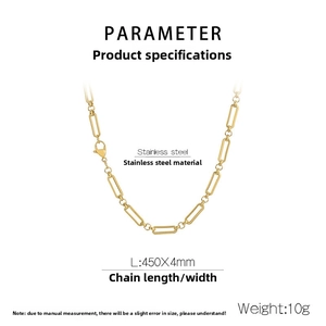 Détail du collier trombone en acier inoxydable plaqué or 18K avec fermoir mousqueton