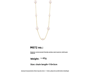 Détail d'un collier long en acier doré de 110cm avec des perles nacrées lisses