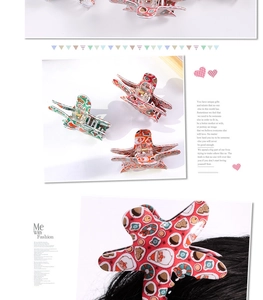 Strong Christmas claw clip with festive Santa Claus and gingerbread man pattern detail
