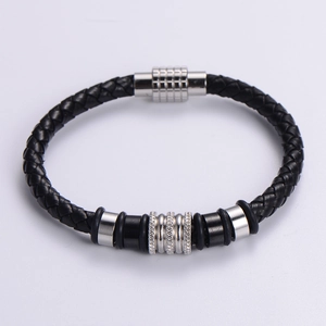 Dettaglio del bracciale in pelle nera intrecciata con chiusura magnetica e anelli con cristalli