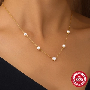 Elegante collana in argento S925 con accenti di perle e ciondolo a fiore in conchiglia bianca