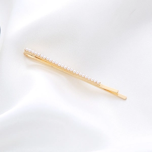 Detailed macro view of the gold-plated hair clip with neatly hand-set white pearls