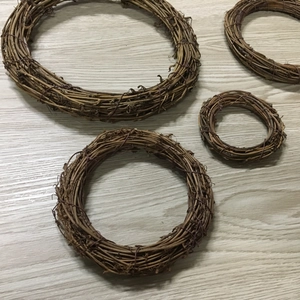 Naturbraune Weinrebenkränze in verschiedenen Größen für DIY-Floristik-Dekorationen