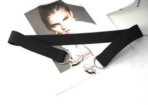 Gros plan d'une ceinture élastique noire avec boucle cœur argentée sur un magazine de mode