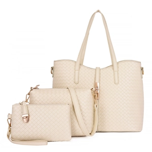 Ensemble de trois sacs tissés crème avec cabas, sac bandoulière et pochette sur blanc