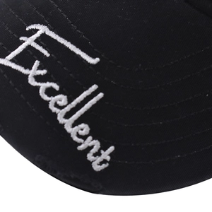 Gros plan de la broderie 'Excellent' blanche sur la visière de la casquette noire