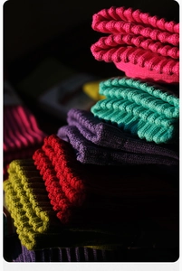 Gros plan de chaussettes en coton tricoté coloré montrant une texture et des couleurs riches