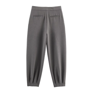Vue détaillée du pantalon gris taille haute avec coupe fuselée et poches arrière