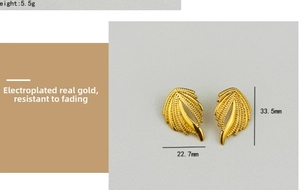 Macro shot of 18K gold plated striped leaf earrings with size 33.5mm and 5.5g weight