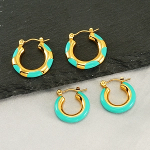 Schicke Creolen aus Titanstahl in Gold mit mintgrünem Emaille-Tropföl-Design für Damen