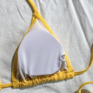 Dettaglio del top bikini giallo a nido d'ape con fodera morbida e coppe estraibili