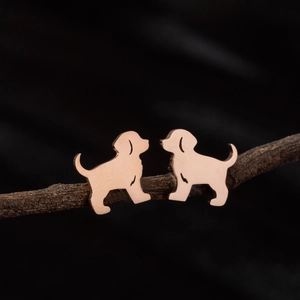 Pendientes de perro cachorro de acero inoxidable oro rosa en rama de madera