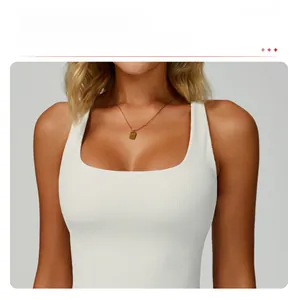 Gros plan d'un gilet de sport blanc côtelé avec une encolure carrée pour le cou