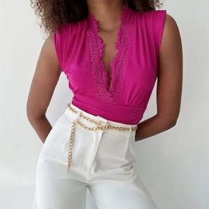 Dettaglio del body in pizzo magenta con scollo a V profondo e ricami floreali eleganti