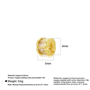 Détail macro d'une perle en zircon 6mm en cuivre plaqué or 18 carats pour bijoux DIY