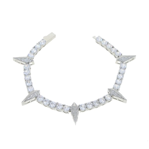 Bracelet tennis en zircon 5mm argenté avec cinq pointes de ronces sur fond blanc
