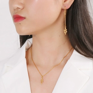 Set collana con ciondolo a serpente dorato e orecchini a catena lunga da donna
