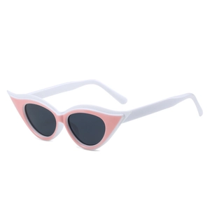 Lunettes de soleil œil-de-chat blanches à monture intérieure rose et verres gris