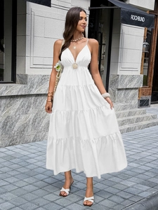 Elegantes weißes Maxikleid mit Stufenrock, Trägern und Goldverzierung für Damen