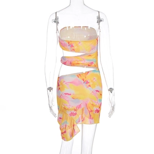 Détail de la mini robe bustier jaune avec imprimé abstrait et découpe latérale