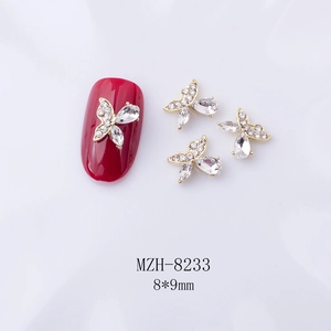 Vue détaillée de bijoux d'ongles papillon 3D dorés avec strass de taille 8x9mm