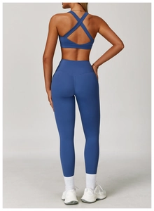 Dettaglio dei leggings yoga a vita alta con cuciture a V per un effetto modellante