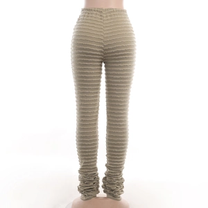 Détail du pantalon rayé kaki à taille haute avec des ourlets froncés et une coupe slim