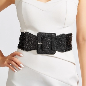 Large ceinture noire à paillettes avec boucle carrée sur robe blanche pour affiner la taille