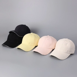 Détail de casquettes de baseball colorées avec bord ondulé en dentelle unique