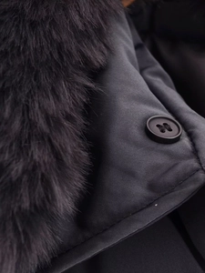 Gros plan détaillé d'une veste d'hiver gris foncé avec col en fourrure et boutons mats