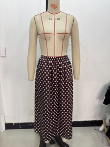 Detailansicht eines dunkelbraunen Polka-Dot-Midirocks mit elastischem Bund auf Schneiderpuppe