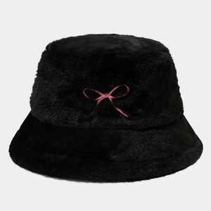 Chapeau bob en peluche noir pour l'hiver avec un nœud rose brodé sur le devant