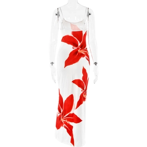 Vue arrière d'une robe longue blanche avec imprimé floral rouge et fines bretelles