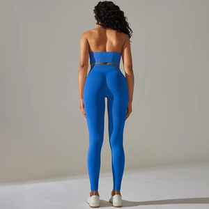 Rückansicht des hellblauen nahtlosen Sportsets mit Leggings und bauchfreiem Oberteil