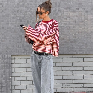 Detail eines rot-weiß gestreiften Langarmshirts mit lockerer Passform für Streetstyle-Mode