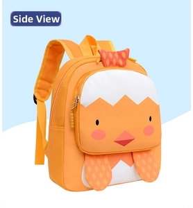 Detalle de vista lateral de una linda mochila de pollo naranja para niños de preescolar