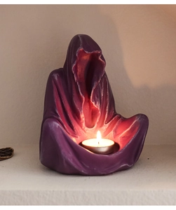 Detail van de paarse spooktovenaar kandelaar met gloeiend waxinelichtje erin