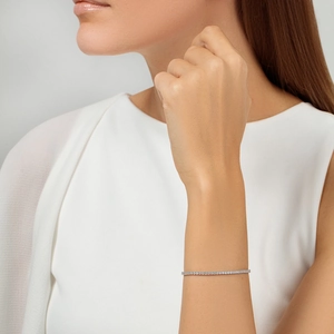 Dettaglio di un bracciale tennis in argento 925 con zirconi sul polso della donna