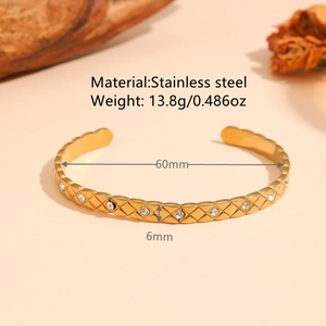 Vue détaillée du bracelet jonc doré en acier inoxydable de 60 mm avec des strass