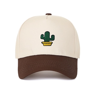 Détail de la broderie de cactus sur une casquette de baseball en coton bicolore