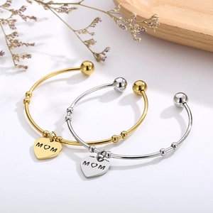 Bracelet jonc avec pendentif cœur gravé MOM en acier inoxydable doré et argenté poli