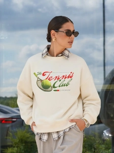 Κρεμ oversized φούτερ με vintage τύπωμα The Tennis Club σε εξωτερικό φυσικό περιβάλλον